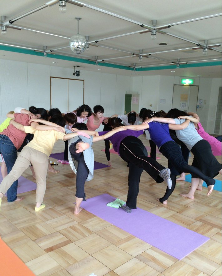 学級部　交流会　ヨガ